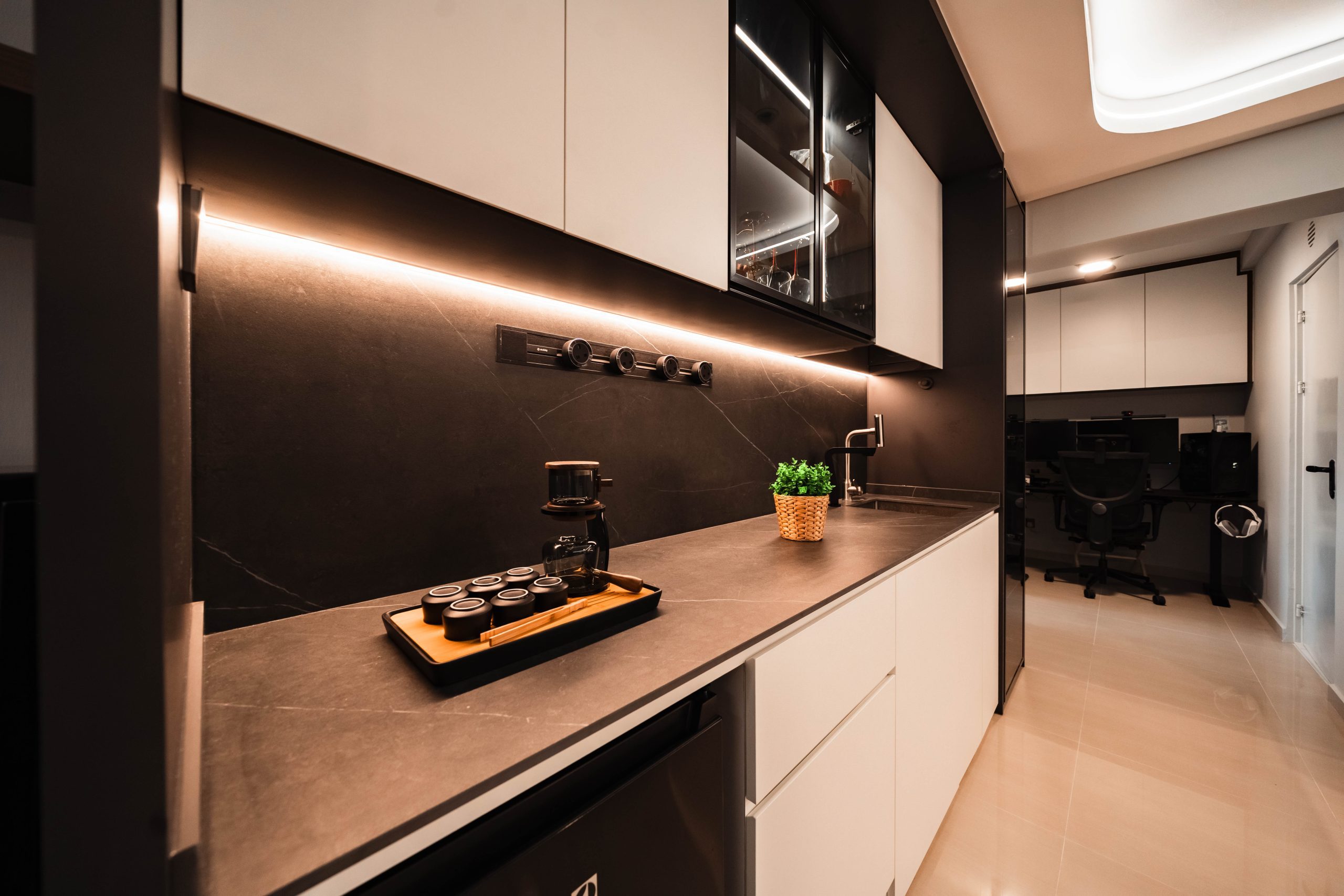 Contemporary dining area at Blk 650A Jurong West by 9Creation